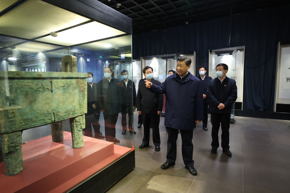 2022年10月28日下午，習近平在安陽市殷墟博物館考察。新華社記者 鞠鵬 攝