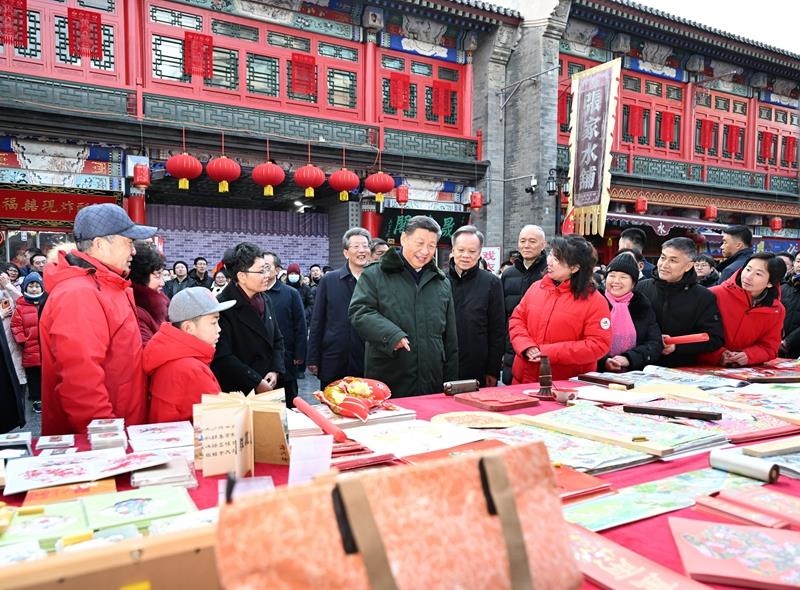 △2024年2月1日，習(xí)近平總書記在天津古文化街考察時(shí)，同店鋪員工和現(xiàn)場(chǎng)群眾互動(dòng)交流。