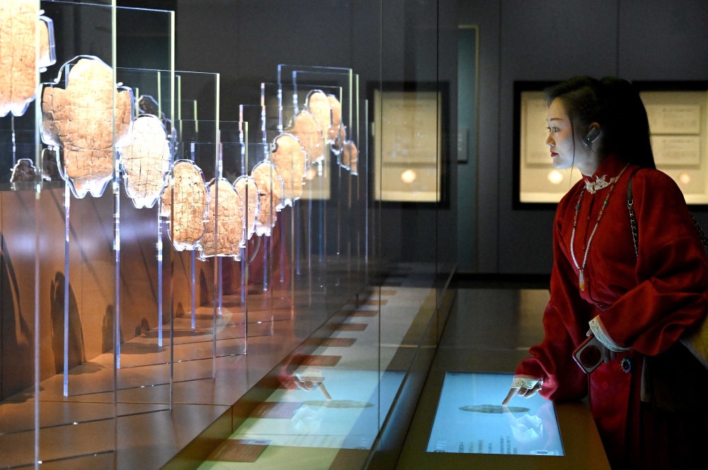 2月26日，參觀者在河南安陽殷墟博物館新館內觀看展出的刻辭卜甲。