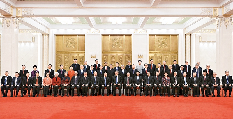2024年2月7日，習近平、王滬寧、蔡奇、丁薛祥等在北京人民大會堂同黨外人士歡聚一堂，共迎佳節(jié)。這是習近平等同大家合影留念。 新華社記者 謝環(huán)馳/攝