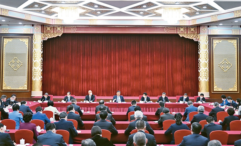 2023年3月6日，中共中央總書記、國家主席、中央軍委主席習近平看望參加全國政協(xié)十四屆一次會議的民建、工商聯(lián)界委員，并參加聯(lián)組會，聽取意見和建議。中共中央政治局常委、全國政協(xié)十四屆一次會議主席團會議主持人王滬寧，中共中央政治局常委蔡奇、丁薛祥參加看望和討論。 新華社記者 謝環(huán)馳/攝