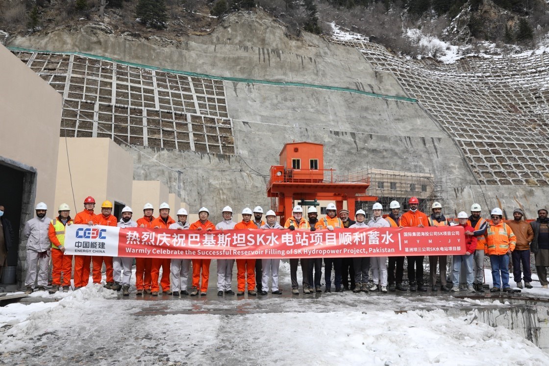 中巴建設(shè)者共同慶祝蘇吉吉納里水電站順利啟動(dòng)蓄水工作。中國(guó)能建葛洲壩集團(tuán)供圖