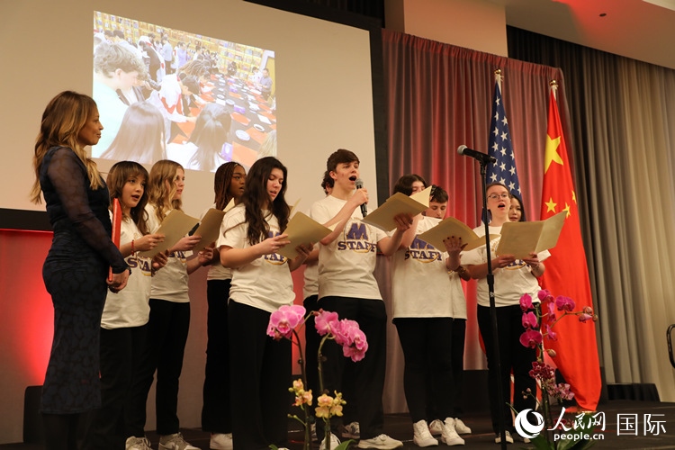 馬斯卡廷中學(xué)的學(xué)生們還深情演唱了表現(xiàn)中美兩國人民友誼的歌曲《情緣留住永恒的記憶》。 人民網(wǎng)記者 李志偉攝