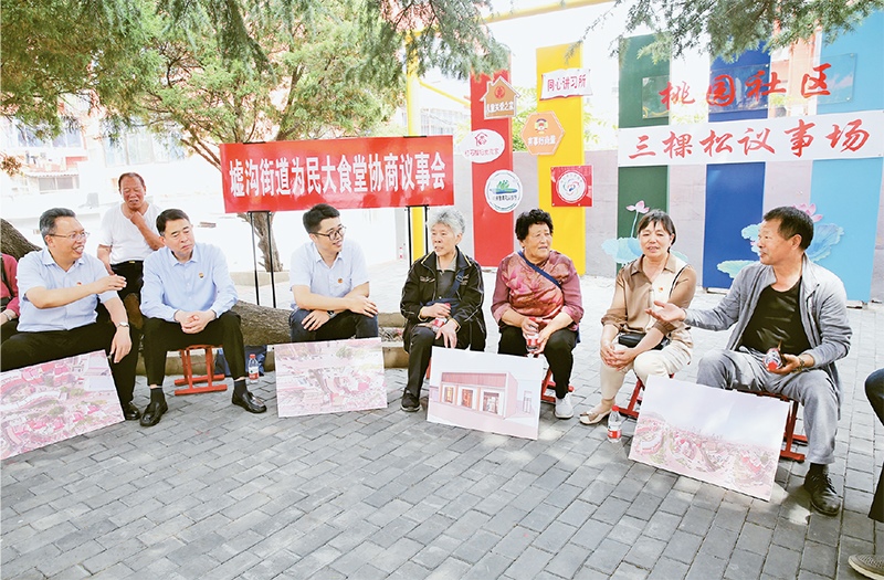2023年6月2日，江蘇省連云港市連云區(qū)政協(xié)工委在墟溝街道桃園社區(qū)舉行“有事好商量”協(xié)商議事會(huì)。 人民圖片 朱華南/攝