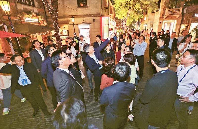 2023年4月18日，全國無黨派人士考察團(tuán)來到位于上海市黃浦區(qū)的上海新天地開放式街區(qū)考察夜經(jīng)濟(jì)。 新華社記者 王翔/攝