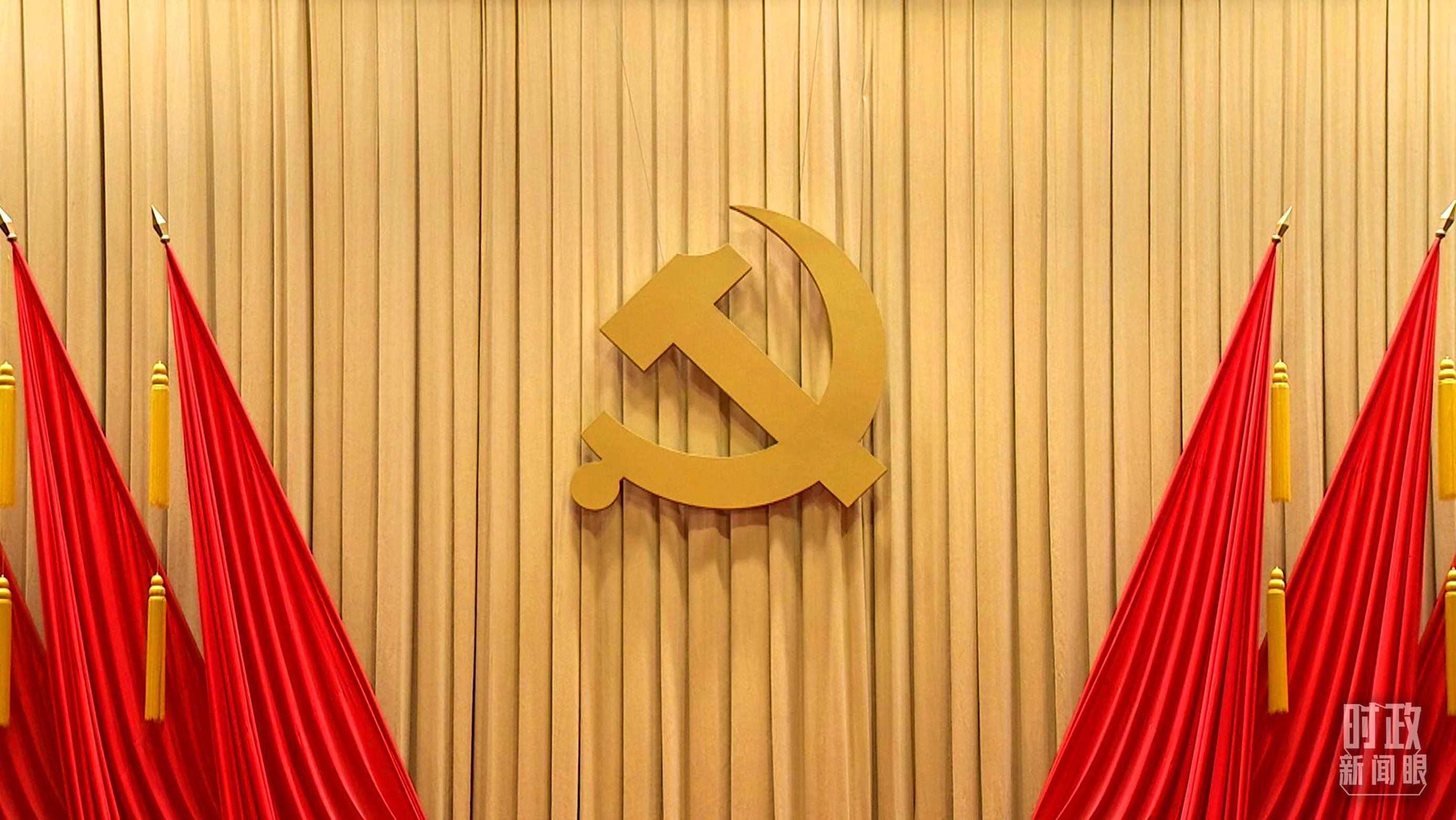 △開班式現(xiàn)場懸掛的莊嚴黨徽。