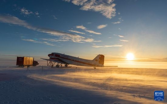 2月5日，“雪鷹601”停靠在南極中山冰雪機場。新華社發(fā)（裴文悅攝）