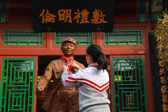 “追尋雷鋒足跡 弘揚志愿精神”學(xué)雷鋒主題教育活動。學(xué)校供圖