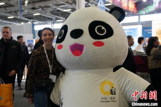 3月5日，2024年柏林國際旅游交易會(ITB)在柏林會展中心拉開帷幕。以“你好！中國”為主題的中國展區(qū)當(dāng)日亮相展會。圖為觀眾與大熊貓人偶合影。中新社記者 馬秀秀 攝