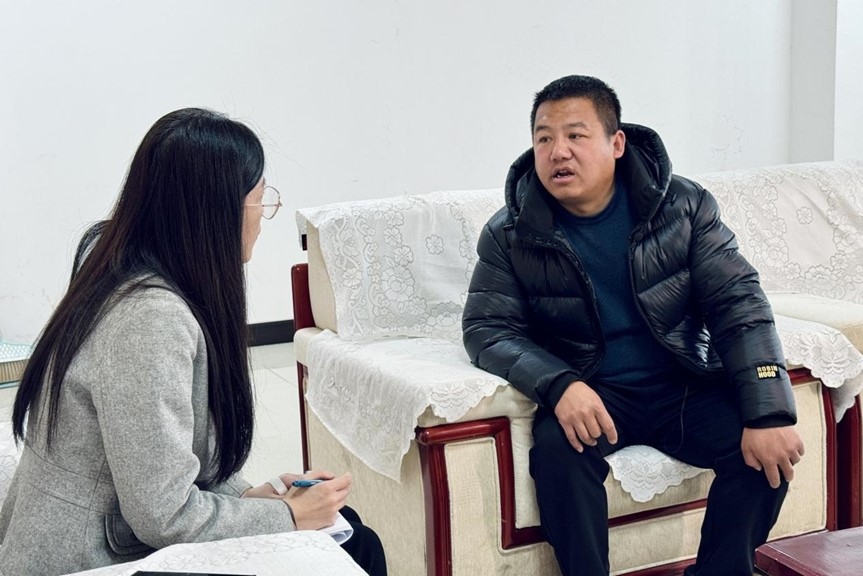 人民網(wǎng)記者采訪(fǎng)“在水一方”小區(qū)住戶(hù)。人民網(wǎng) 高清揚(yáng)攝