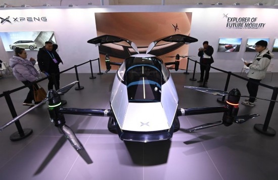 2023年12月1日，在鏈博會智能汽車鏈展區(qū)小鵬汽車展臺，參觀者觀看一臺智能飛行器。新華社記者蔡湘鑫攝