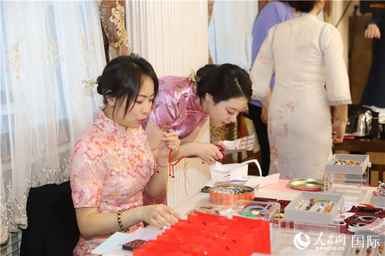孔院教師展示剪紙。人民網(wǎng)記者 霍文攝