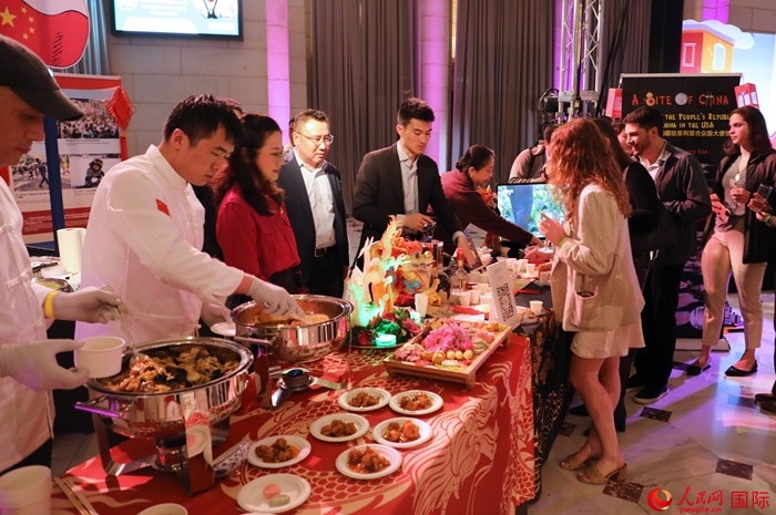 使館工作人員詳細(xì)為現(xiàn)場(chǎng)美食家和來(lái)賓講解菜品色香味特點(diǎn)、原料特色、烹制手法及其中蘊(yùn)含的中華美食文化。人民網(wǎng)記者 李志偉攝