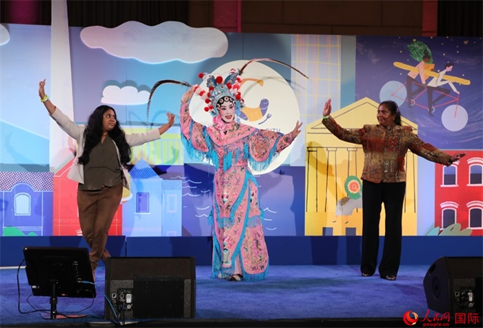 當(dāng)?shù)厝A人京劇社團(tuán)的青年演員現(xiàn)場(chǎng)表演京劇選段，并與現(xiàn)場(chǎng)觀眾近距離互動(dòng)。人民網(wǎng)記者 李志偉攝