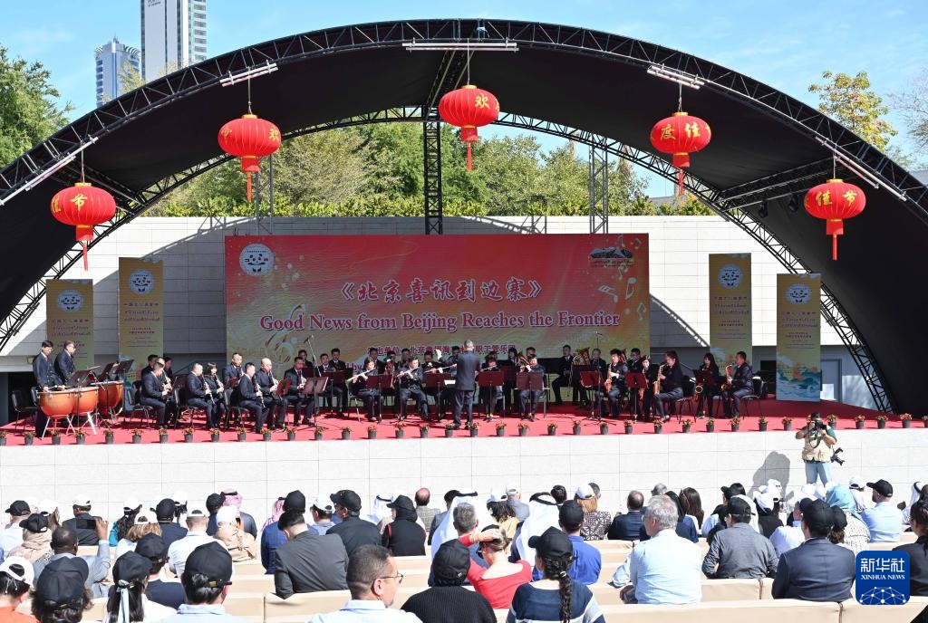 3月9日，在科威特首都省賈比爾文化中心，人們欣賞中國樂隊(duì)帶來的中國曲目。新華社發(fā)（阿薩德攝）
