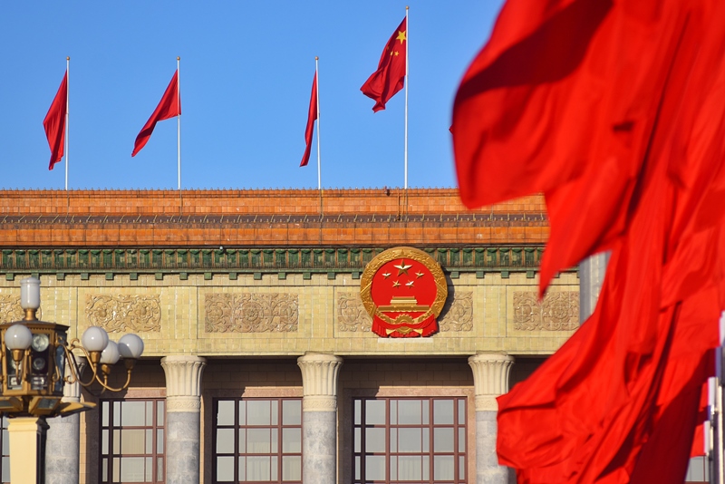 2024年3月8日，北京上空現(xiàn)“兩會(huì)藍(lán)”，人民大會(huì)堂前紅旗飄揚(yáng)。