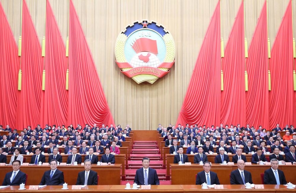 3月4日下午，中國人民政治協(xié)商會議第十四屆全國委員會第二次會議在北京人民大會堂開幕。這是習近平、李強、趙樂際、蔡奇、丁薛祥、李希、韓正在主席臺就座。王滬寧代表政協(xié)第十四屆全國委員會常務(wù)委員會，向大會報告工作。