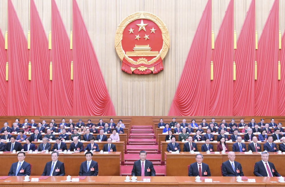 3月11日，第十四屆全國人民代表大會第二次會議在北京人民大會堂閉幕。黨和國家領(lǐng)導(dǎo)人習近平、李強、王滬寧、蔡奇、丁薛祥、李希、韓正等在主席臺就座。趙樂際主持閉幕會。
