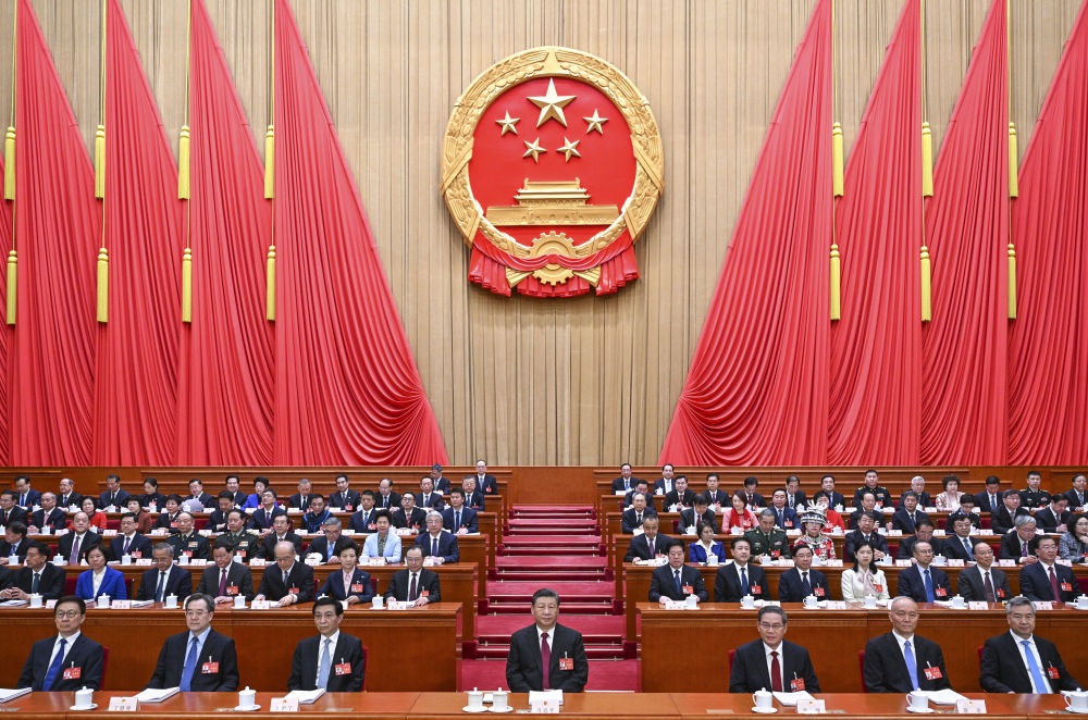3月5日，第十四屆全國人民代表大會第二次會議在北京人民大會堂開幕。黨和國家領(lǐng)導(dǎo)人習近平、李強、王滬寧、蔡奇、丁薛祥、李希、韓正等出席大會。趙樂際主持大會。