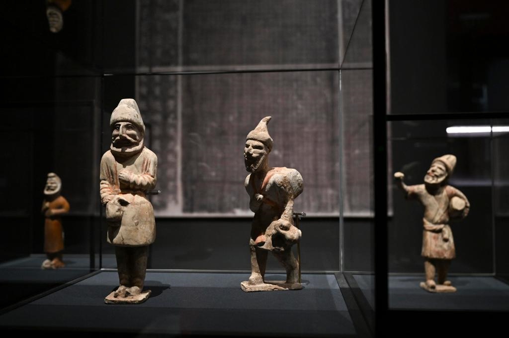 “歷史之遇——中國與西亞古代文明交流展”于1月12日至4月11日在故宮午門正殿展廳舉行。這是展出的陶彩繪人俑（1月10日攝）。新華社記者金良快攝