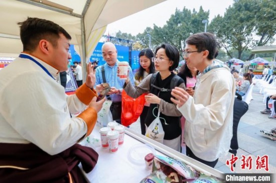 圖為廣州市民體驗果洛特產(chǎn)。 果洛州文體旅游廣電局 供圖