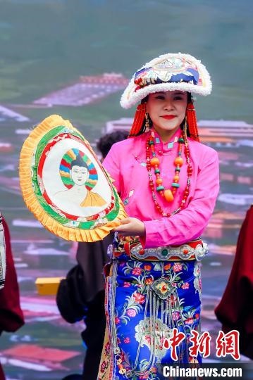 圖為身著民族服飾的演員們展示果洛特色產(chǎn)品。 果洛州文體旅游廣電局 供圖