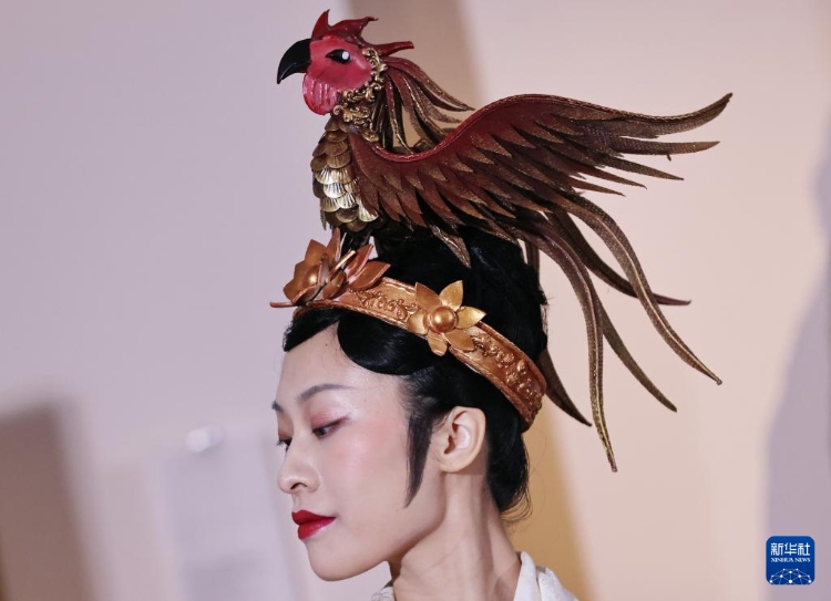 3月13日，在位于法國巴黎的吉美國立亞洲藝術(shù)博物館，模特展示敦煌復(fù)原服飾。新華社記者 高靜 攝