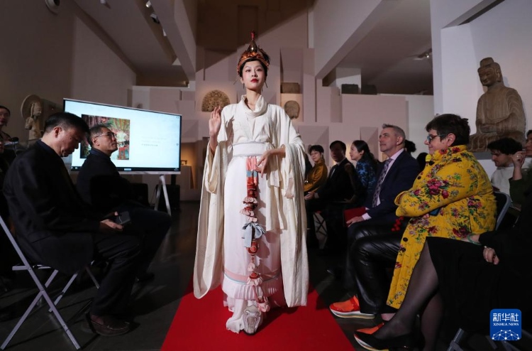 3月13日，在位于法國巴黎的吉美國立亞洲藝術(shù)博物館，模特展示敦煌復(fù)原服飾。新華社記者 高靜 攝