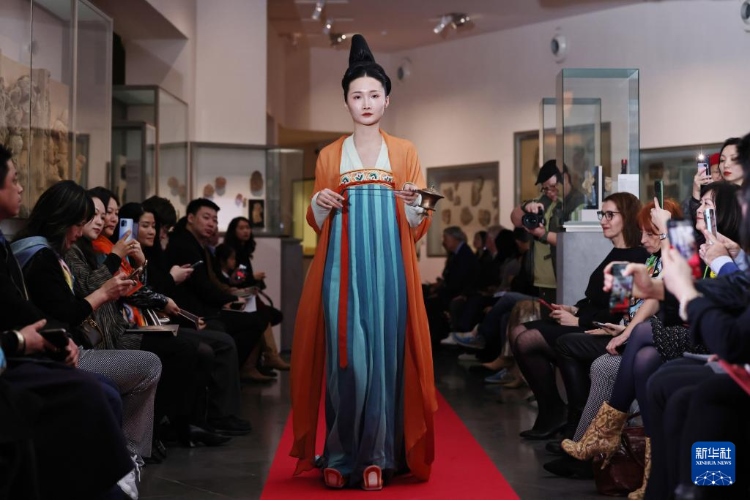 3月13日，在位于法國巴黎的吉美國立亞洲藝術(shù)博物館，模特展示敦煌復(fù)原服飾。新華社記者 高靜 攝