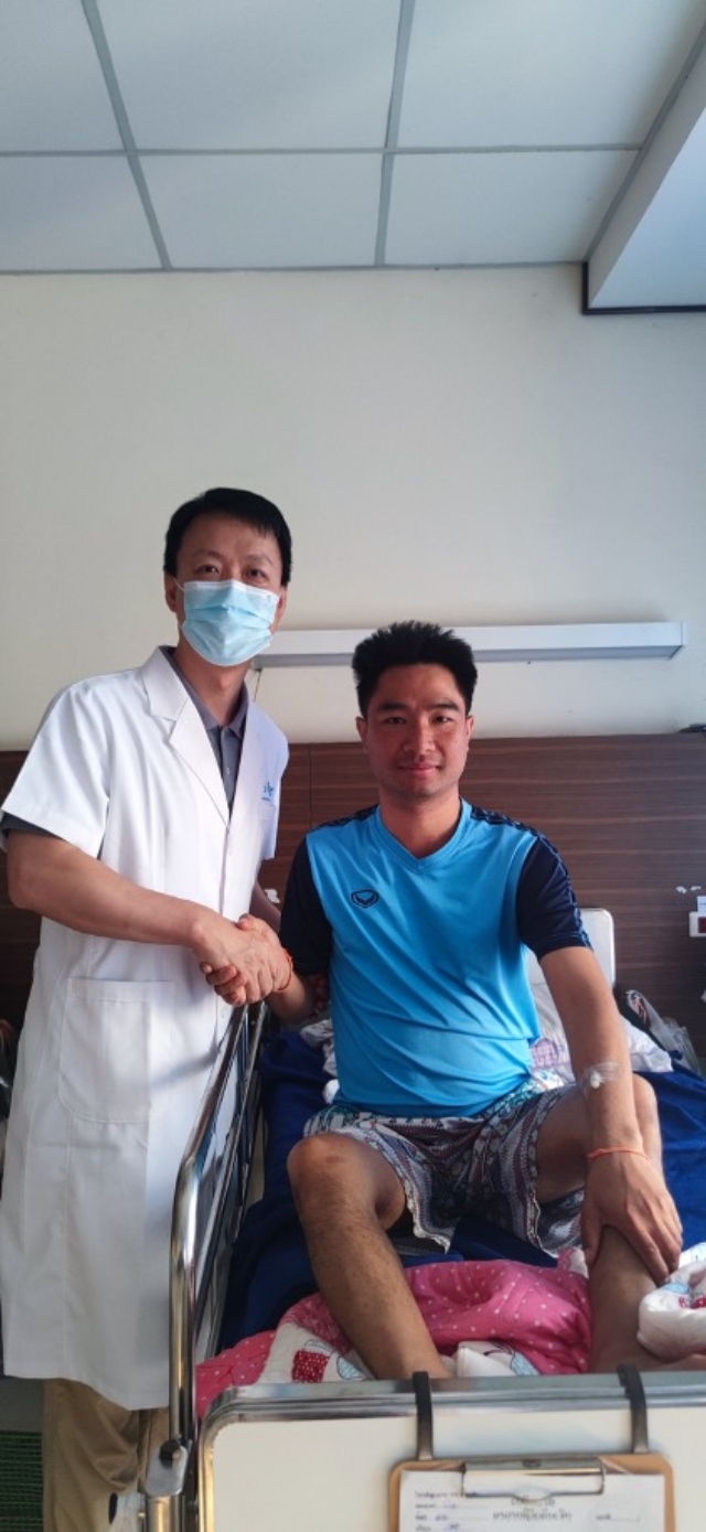 李凱教授與術后康復的患者合影。中國駐老撾大使館供圖