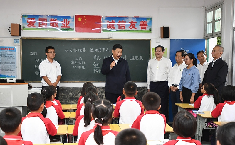 2020年9月16日，習(xí)近平總書記在湖南省郴州市汝城縣文明瑤族鄉(xiāng)第一片小學(xué)，同正在上思政課的同學(xué)們親切交流。