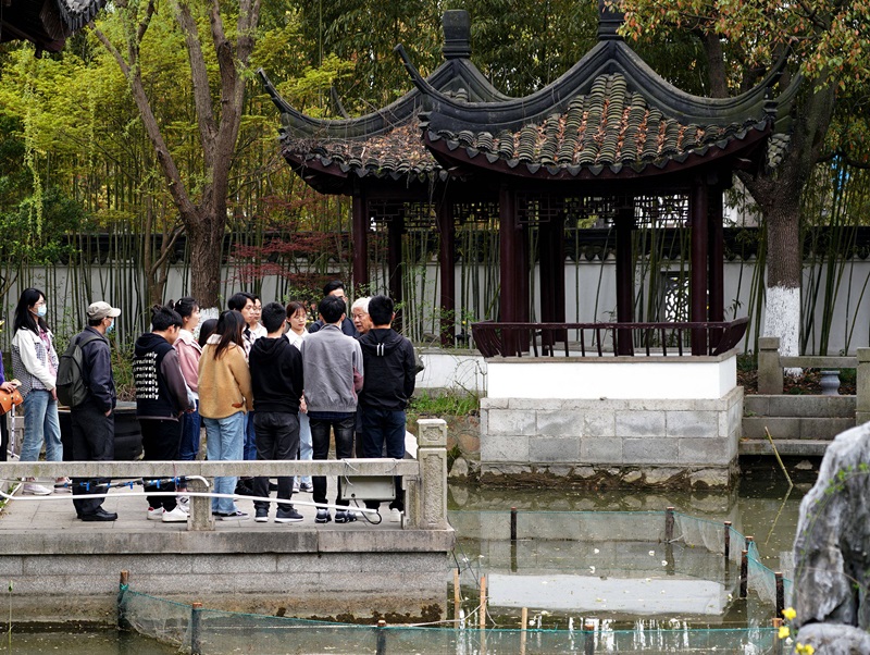 2021年3月30日，在上海交通大學(xué)南蘇園的“微型洱?！迸?，孔海南教授為學(xué)生們打造“沉浸式”思政課。