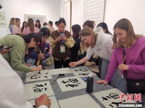 比利時(shí)學(xué)生體驗(yàn)書法。杭州師范大學(xué)供圖