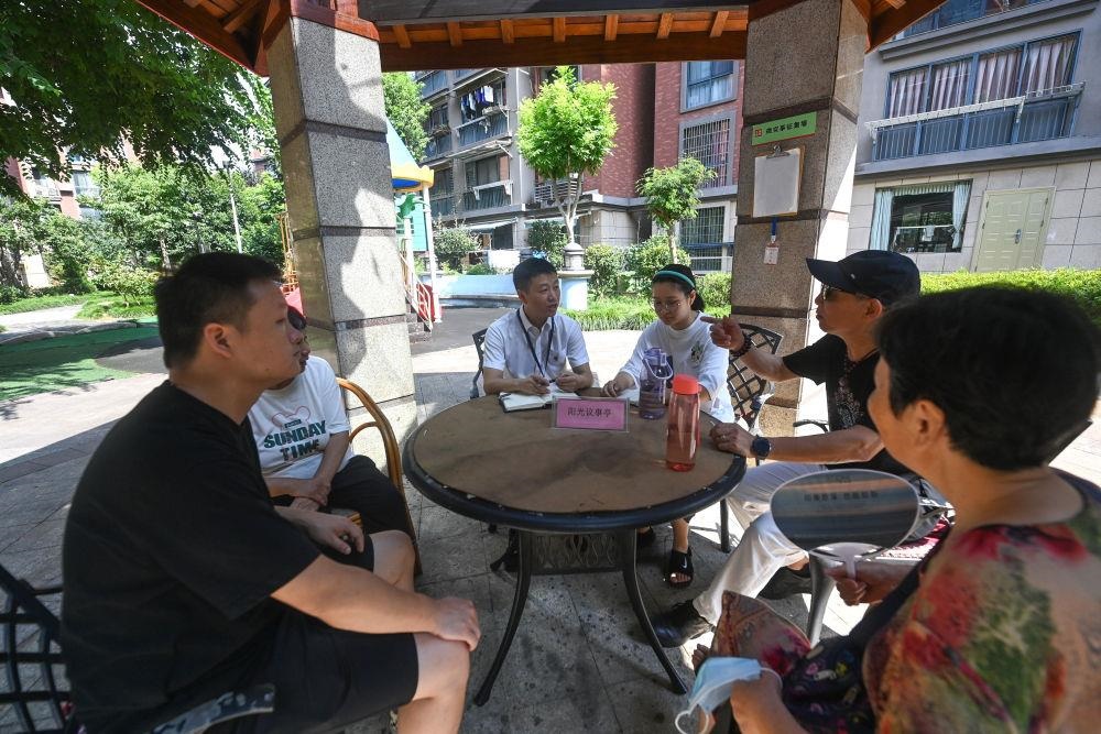 △2023年7月21日，在位于浙江杭州臨安區(qū)錦南街道水岸陽光小區(qū)的陽光議事廳，街道干部在聽取居民們反映的問題及意見。
