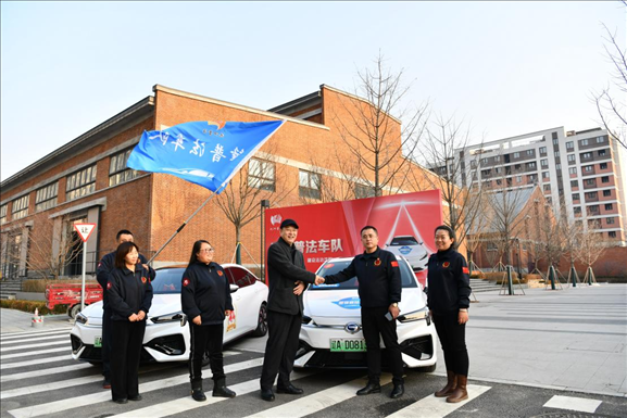 沈陽“憲法宣傳周”啟動儀式上雷鋒車隊照片。遼寧省司法廳供圖