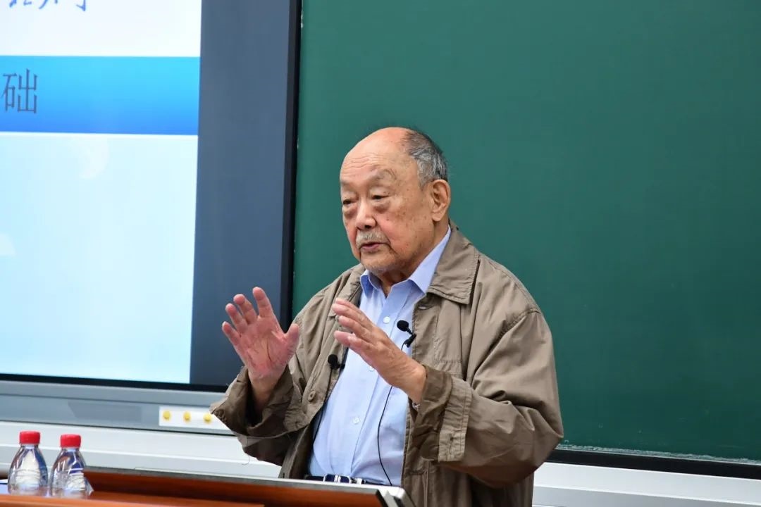 91歲的楊士莪院士“一站到底”為學(xué)生授課。哈爾濱工程大學(xué)供圖