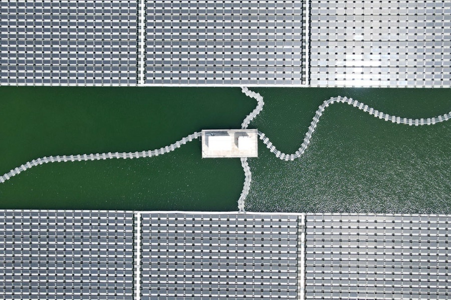 2022年8月25日拍攝的潁上縣毛圩水上光伏電站（無(wú)人機(jī)照片）。近年來(lái)，安徽省阜陽(yáng)市潁上縣古城鎮(zhèn)積極推進(jìn)采煤沉陷區(qū)治理工作，將昔日的采煤沉陷區(qū)建設(shè)成水上光伏電站，既減少占用土地面積，又能生產(chǎn)清潔能源。