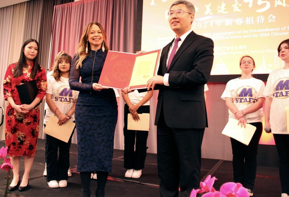 2024年2月27日，中國駐芝加哥總領(lǐng)事館舉辦慶祝中美建交45周年招待會，來自馬斯卡廷中學(xué)的學(xué)生們在招待會上收到一份特殊禮物——中國國家主席習(xí)近平給他們的復(fù)信。新華社記者 徐靜 攝
