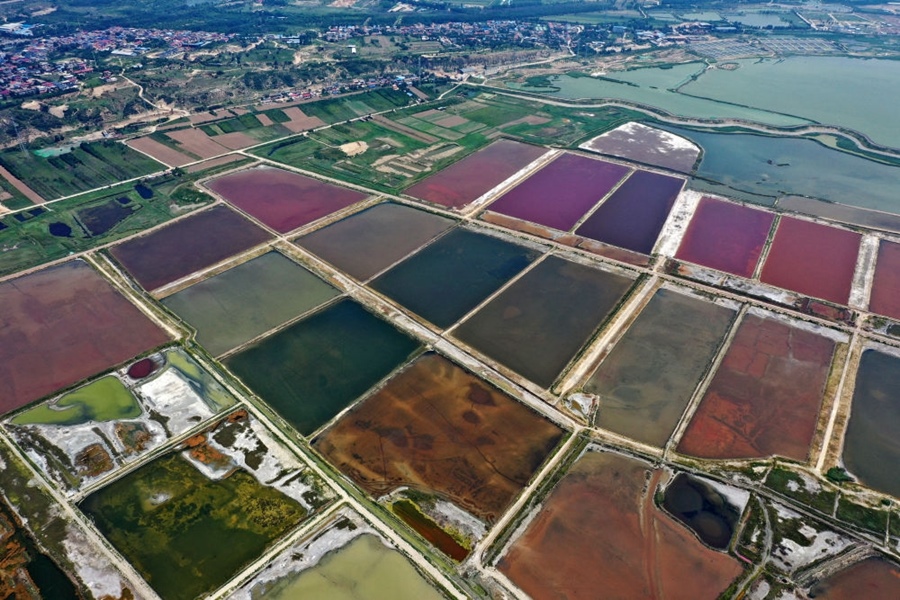 這是2023年7月11日拍攝的山西運(yùn)城鹽湖一角（無(wú)人機(jī)照片）。按照“生態(tài)優(yōu)先、保護(hù)為主、適度開(kāi)發(fā)”的原則，2020年9月，運(yùn)城市全面停止鹽湖范圍內(nèi)的工業(yè)生產(chǎn)活動(dòng)。近年來(lái)，千年鹽湖正在向生態(tài)保護(hù)、風(fēng)貌重塑、產(chǎn)業(yè)轉(zhuǎn)型、全域旅游的“綠色發(fā)展”轉(zhuǎn)變。