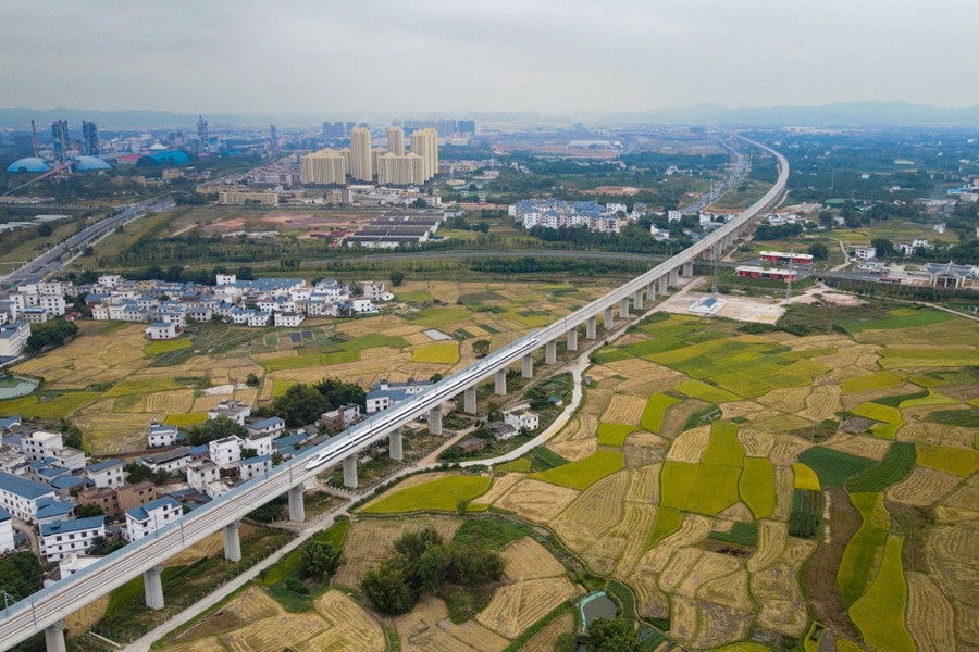 2021年10月14日，聯(lián)調(diào)聯(lián)試列車經(jīng)過(guò)贛深高鐵信豐特大橋（無(wú)人機(jī)照片）。2021年12月10日，連通贛南革命老區(qū)與深圳經(jīng)濟(jì)特區(qū)的贛深高鐵正式開(kāi)通運(yùn)營(yíng)，江西與粵港澳大灣區(qū)間形成快速客運(yùn)通道。