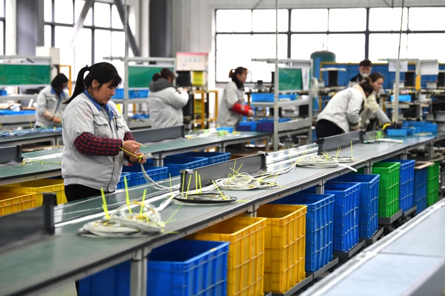 2022年2月16日，工作人員在安徽省滁州市汊河軌道交通裝備產(chǎn)業(yè)園的一家軌道交通裝備企業(yè)生產(chǎn)線上忙碌。安徽省滁州市來(lái)安縣汊河鎮(zhèn)地處皖蘇交界，緊鄰南京市江北新區(qū)。近年來(lái)，來(lái)安縣成為承接南京產(chǎn)業(yè)轉(zhuǎn)移的前沿陣地，汊河這個(gè)曾經(jīng)的傳統(tǒng)農(nóng)業(yè)小鎮(zhèn)緊抓機(jī)遇，開(kāi)始深度融入長(zhǎng)三角，參與產(chǎn)業(yè)協(xié)作分工。產(chǎn)業(yè)園吸引了越來(lái)越多長(zhǎng)三角地區(qū)軌道交通企業(yè)入駐，形成了鐵路客車、城際軌道零部件研發(fā)、生產(chǎn)、銷售的產(chǎn)業(yè)集群。