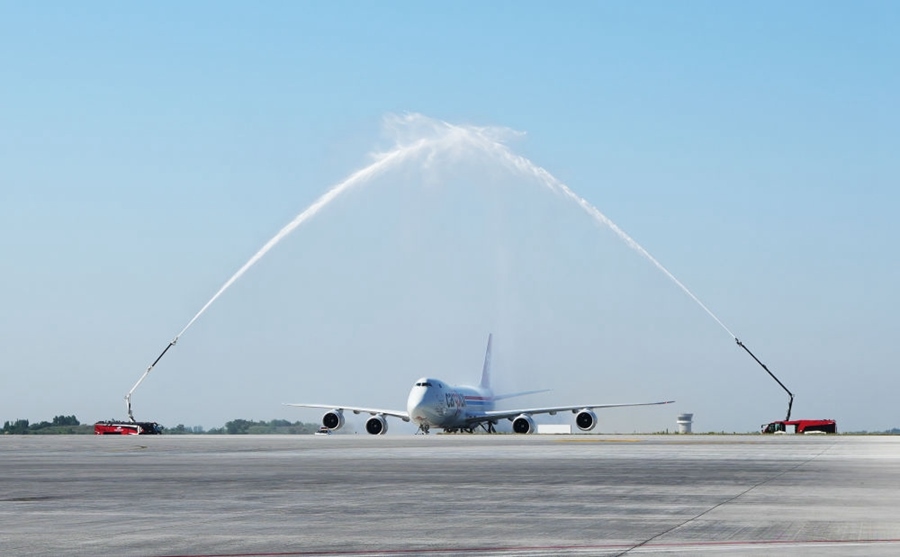 2023年6月14日，盧森堡國(guó)際貨運(yùn)航空公司的B747－8F全貨機(jī)抵達(dá)鄭州。鄭州—盧森堡“空中絲綢之路”貨運(yùn)量累計(jì)突破100萬(wàn)噸。