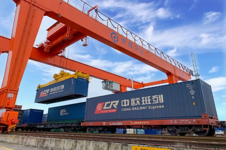 2022年4月29日，在鐵路合肥北站物流基地集裝箱作業(yè)區(qū)，龍門(mén)吊吊裝準(zhǔn)備發(fā)運(yùn)的中歐班列集裝箱。