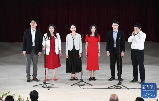 3月21日，國家開發(fā)銀行阿卡貝拉合唱團在音樂會上演出。新華社記者 任超 攝