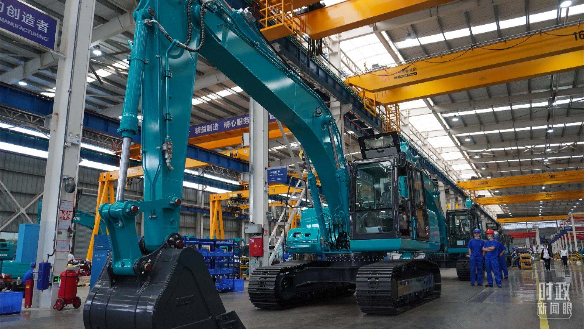 △這是山河智能大型挖掘機的組裝車間。2020年9月，習(xí)近平曾到此地考察。（總臺央視記者郭曉龍拍攝）