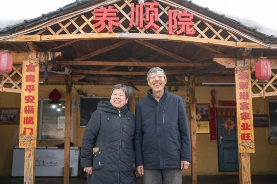 在伊春市友好區(qū)，伊春森工上甘嶺林業(yè)局有限責任公司溪水林場分公司退休職工劉養(yǎng)順（右）和老伴楊秋娥在自家農(nóng)家院中（3月13日攝）。新華社記者 謝劍飛 攝