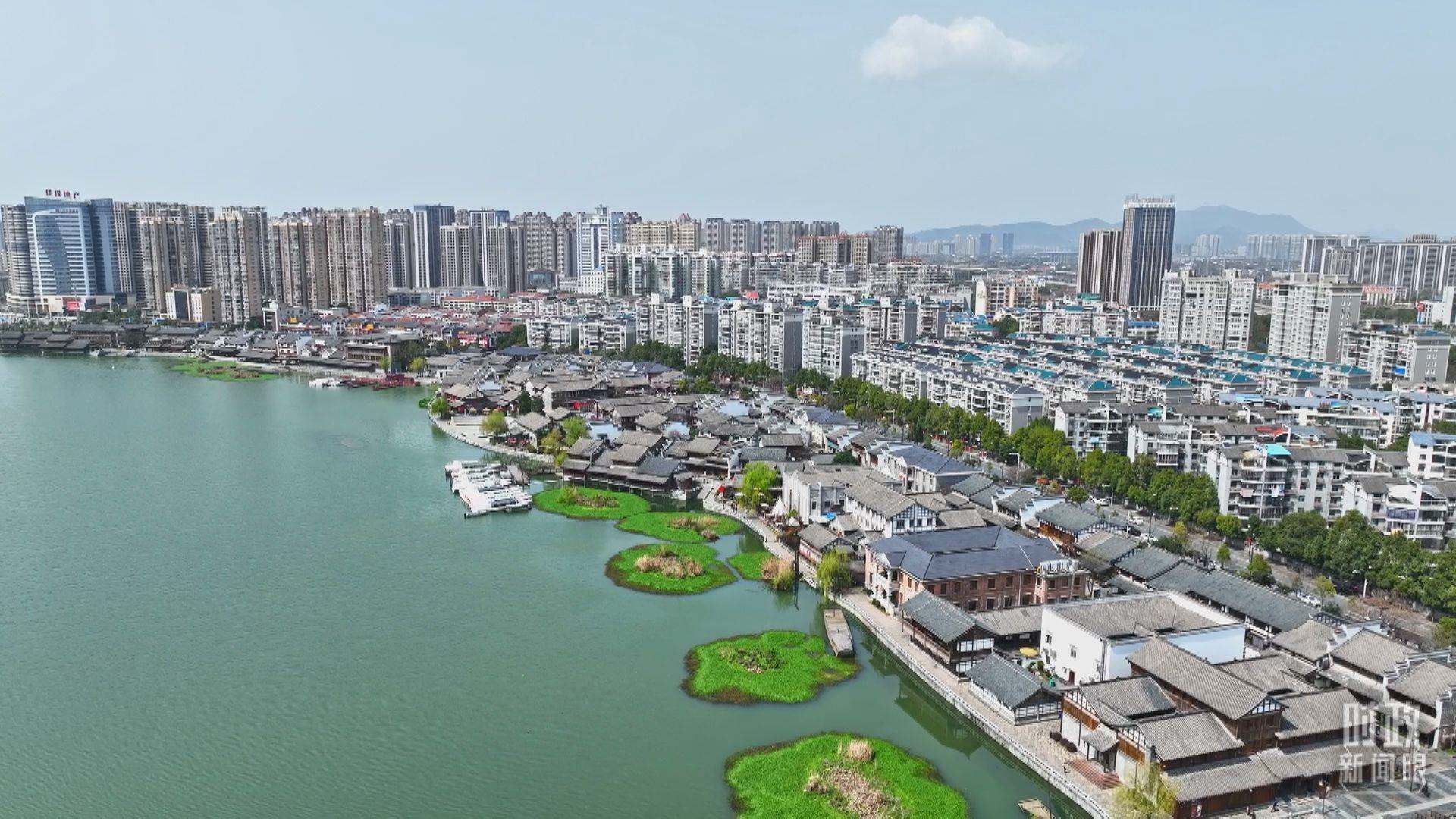 △沅江江畔，常德河街與現(xiàn)代建筑交相輝映。（總臺央視記者范凱拍攝）
