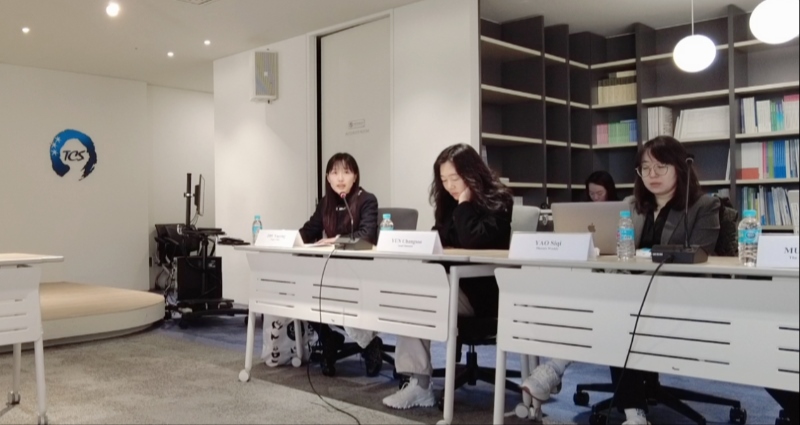 記者（左一）在交流活動(dòng)上，以加強(qiáng)中日韓三國(guó)經(jīng)濟(jì)合作、增進(jìn)三國(guó)民眾相互理解為主題發(fā)表演講。權(quán)小星攝