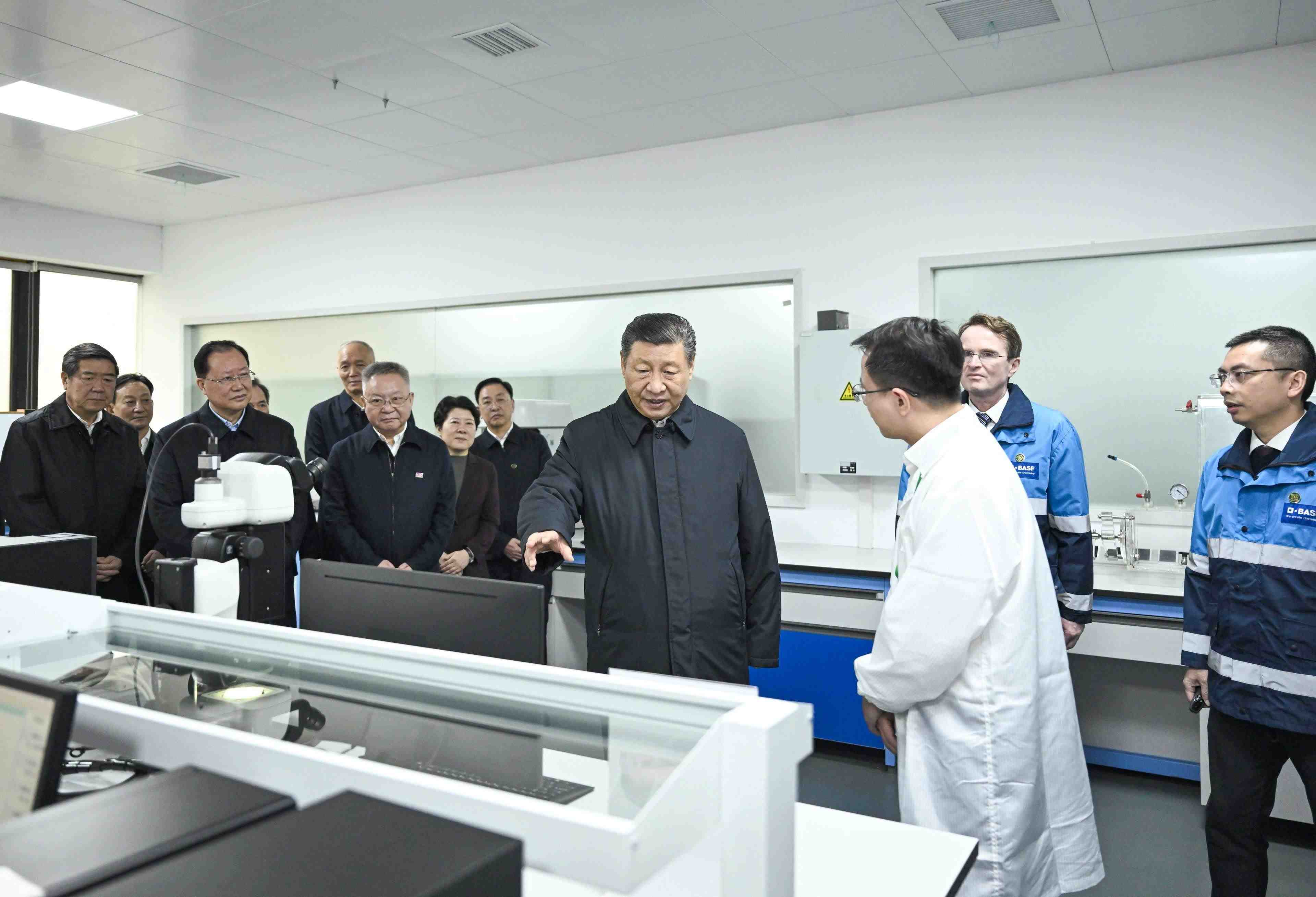 △3月18日，正在湖南長沙考察的習(xí)近平總書記來到巴斯夫杉杉電池材料有限公司，聽取當?shù)丶涌彀l(fā)展新質(zhì)生產(chǎn)力、擴大高水平對外開放等情況介紹，察看企業(yè)產(chǎn)品展示，了解材料性能測試情況和電池生產(chǎn)流程。