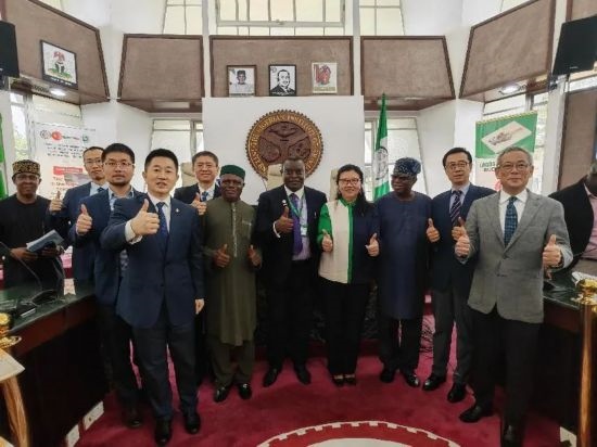 3月21日，與會嘉賓在首屆拉各斯論壇現(xiàn)場合影留念。（圖片由中國駐拉各斯總領事館提供）